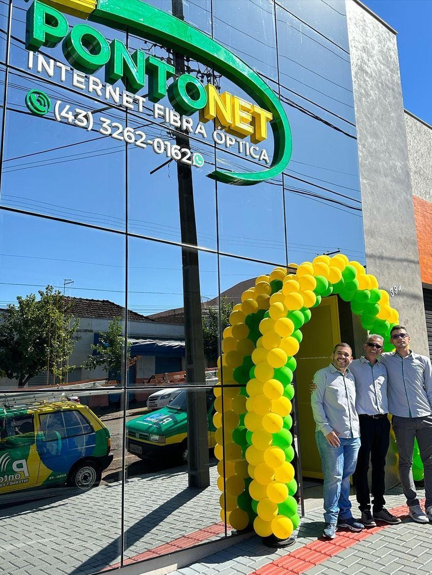 Frente da empresa no dia da inauguração
