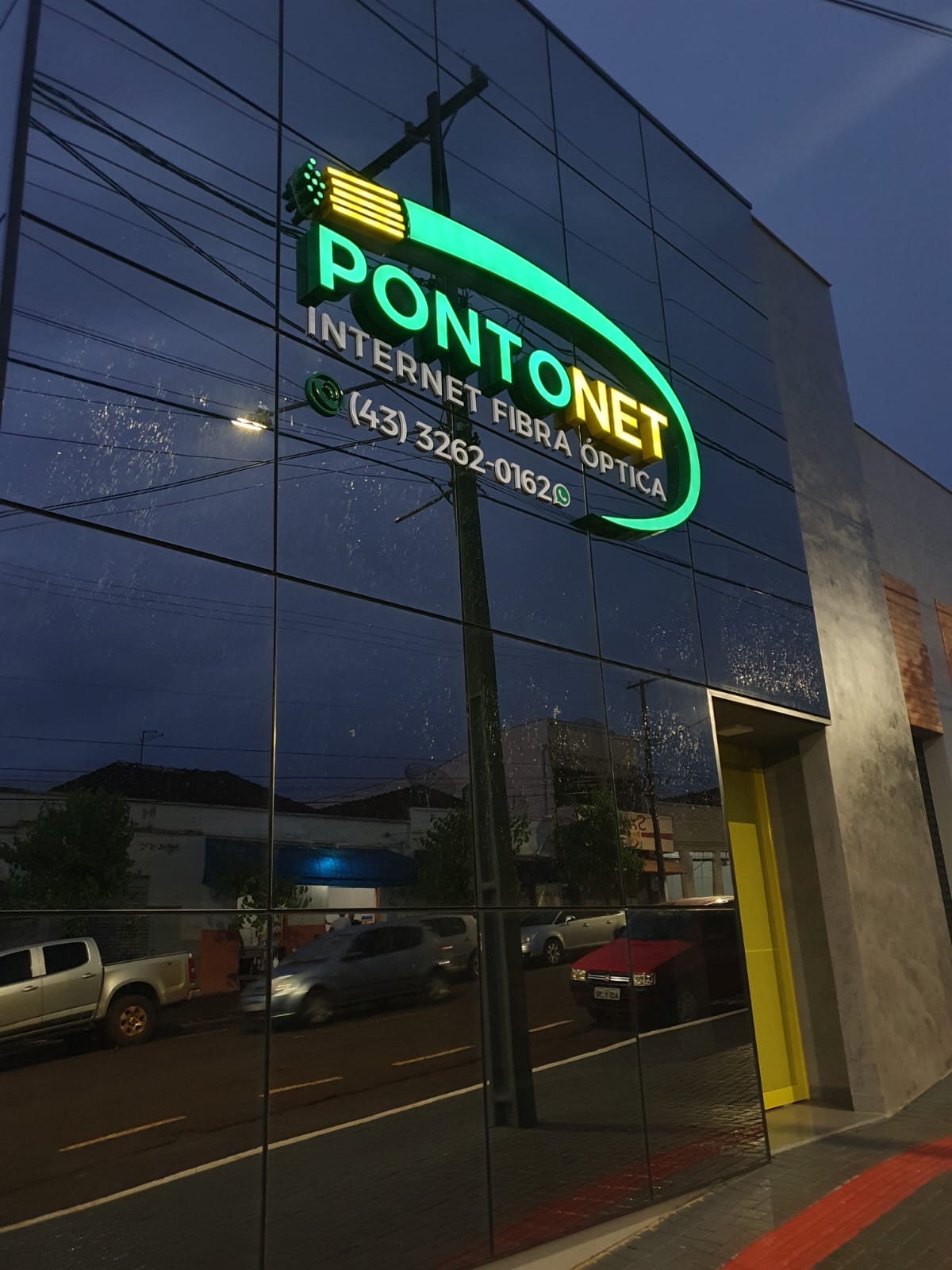 Faxada da empresa de noite